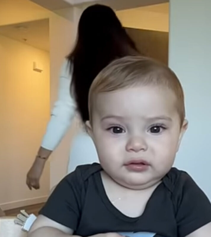 ¡Sus ojos siempre sonrientes! El pequeño bebé que se mira en la pantalla le hace feliz