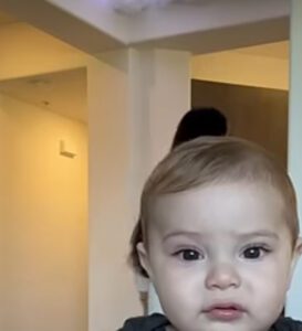 ¡Sus ojos siempre sonrientes! El pequeño bebé que se mira en la pantalla le hace feliz