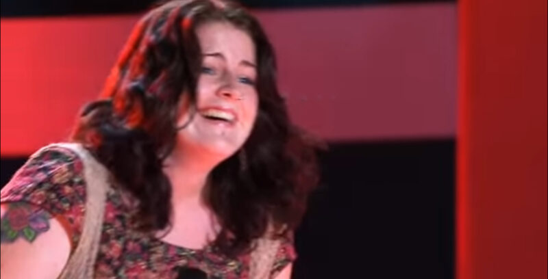 Ella comenzó a cantar la melodía. Después de escuchar su voz, los jueces exclamaron: "¡Dios mío, esto es difícil de creer!".
