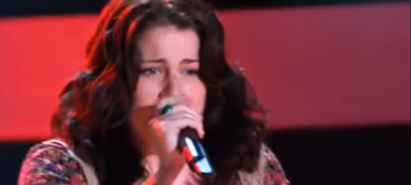 Ella comenzó a cantar la melodía. Después de escuchar su voz, los jueces exclamaron: "¡Dios mío, esto es difícil de creer!".
