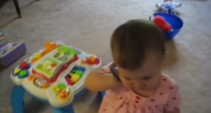 A ella le gusta hablar con su papá por teléfono – Mira cómo va