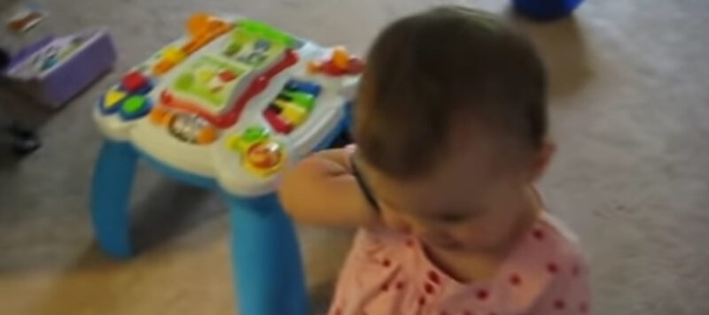 A ella le gusta hablar con su papá por teléfono – Mira cómo va
