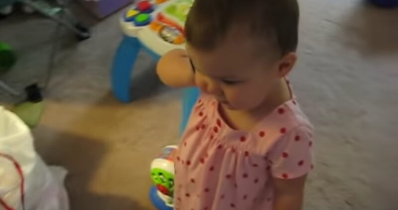 A ella le gusta hablar con su papá por teléfono – Mira cómo va