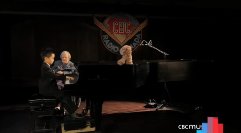Un niño prodigio del piano de 5 años toca para una abuela de 101 años, su petición final lo hace llorar.