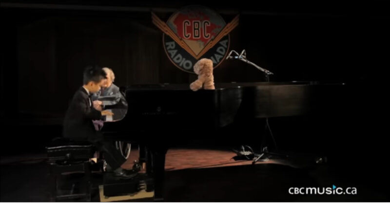 Un niño prodigio del piano de 5 años toca para una abuela de 101 años, su petición final lo hace llorar.