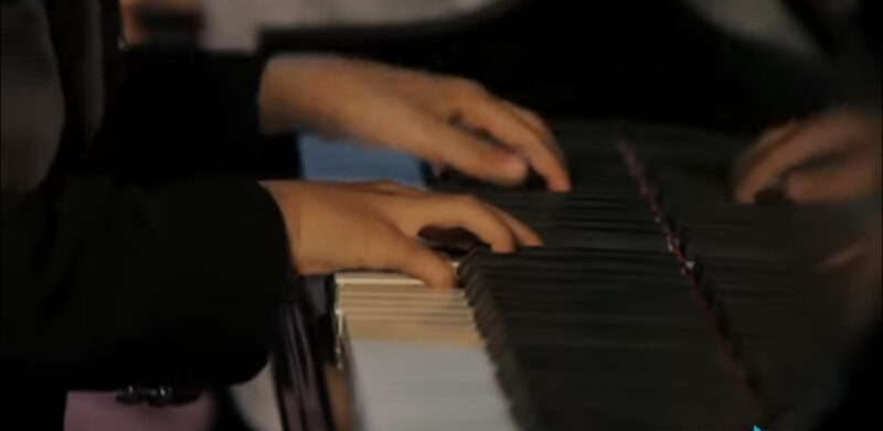 Un niño prodigio del piano de 5 años toca para una abuela de 101 años, su petición final lo hace llorar.