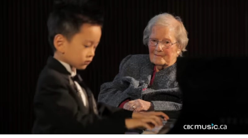 Un niño prodigio del piano de 5 años toca para una abuela de 101 años, su petición final lo hace llorar.