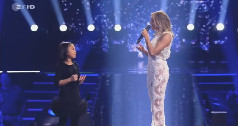 La superestrella le pide a una niña que cante “You Raise Me Up”. Segundos después, la niña derriba la casa.