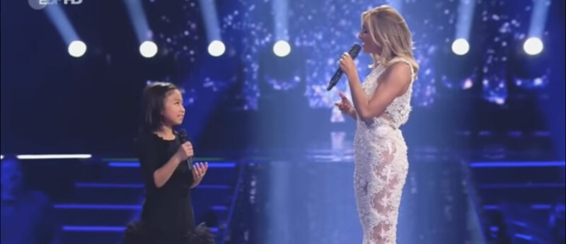 La superestrella le pide a una niña que cante “You Raise Me Up”. Segundos después, la niña derriba la casa.