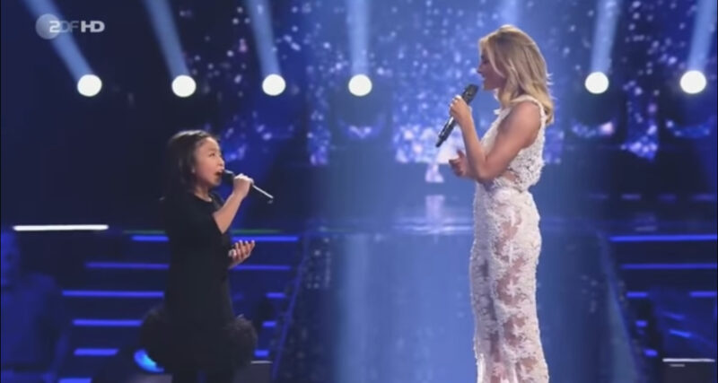 La superestrella le pide a una niña que cante “You Raise Me Up”. Segundos después, la niña derriba la casa.