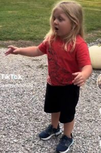 La respuesta de un niño pequeño al regresar a casa después de un largo día de escuela es tan hilarantemente identificable
