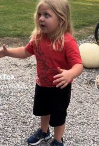 La respuesta de un niño pequeño al regresar a casa después de un largo día de escuela es tan hilarantemente identificable