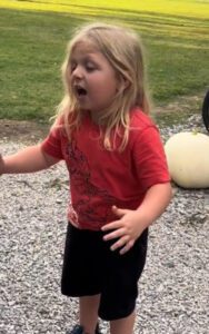 La respuesta de un niño pequeño al regresar a casa después de un largo día de escuela es tan hilarantemente identificable