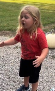 La respuesta de un niño pequeño al regresar a casa después de un largo día de escuela es tan hilarantemente identificable