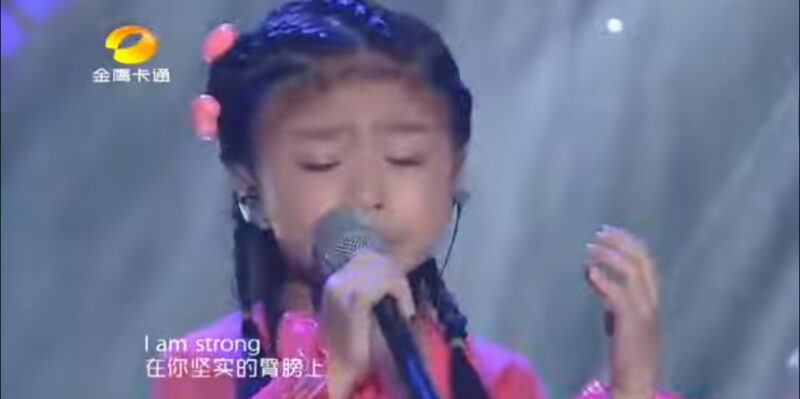 La superestrella invita a una niña a interpretar «You Raise Me Up». Momentos después, su impresionante interpretación cautiva a todo el público.