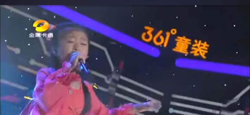 La superestrella invita a una niña a interpretar «You Raise Me Up». Momentos después, su impresionante interpretación cautiva a todo el público.