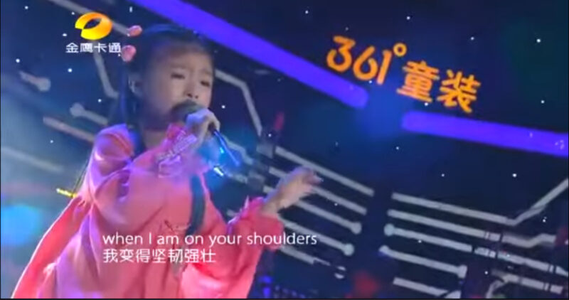 La superestrella invita a una niña a interpretar «You Raise Me Up». Momentos después, su impresionante interpretación cautiva a todo el público.
