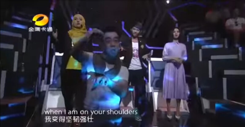 La superestrella invita a una niña a interpretar «You Raise Me Up». Momentos después, su impresionante interpretación cautiva a todo el público.