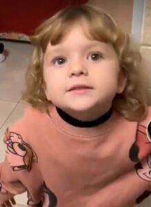 Una niña italiana entusiasmada que usa sus manos para contar una historia no podría ser más linda.
