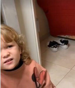 Una niña italiana entusiasmada que usa sus manos para contar una historia no podría ser más linda.