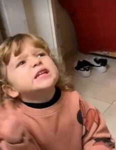 Una niña italiana entusiasmada que usa sus manos para contar una historia no podría ser más linda.