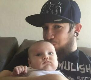 Con solo 21 años, un joven se vio obligado a criar a su hija en solitario después de que… ¡Una historia increíble que me hizo llorar!