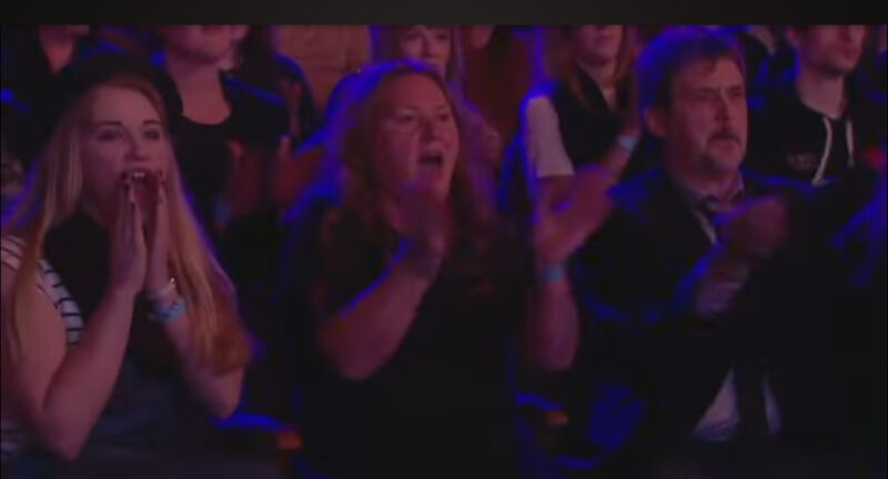 Simon Cowell no podía creer lo que oía y le pidió a la hermosa niña que cantara a capella. Después de cantar a la niña, Simone quedó en shock.