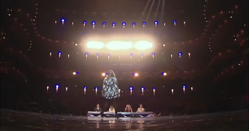 Simon Cowell no podía creer lo que oía y le pidió a la hermosa niña que cantara a capella. Después de cantar a la niña, Simone quedó en shock.