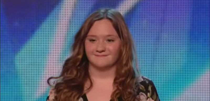 Simon Cowell no podía creer lo que oía y le pidió a la hermosa niña que cantara a capella. Después de cantar a la niña, Simone quedó en shock.