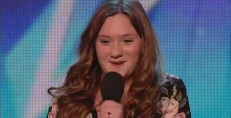 Simon Cowell no podía creer lo que oía y le pidió a la hermosa niña que cantara a capella. Después de cantar a la niña, Simone quedó en shock.