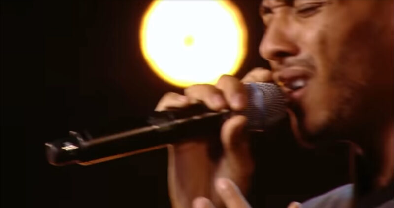 ¡DIOS MÍO! ¡Simon Cowell empezó a llorar! El niño cantó tal canción que Simón no podía hablar. Subió al escenario para besar al chico.