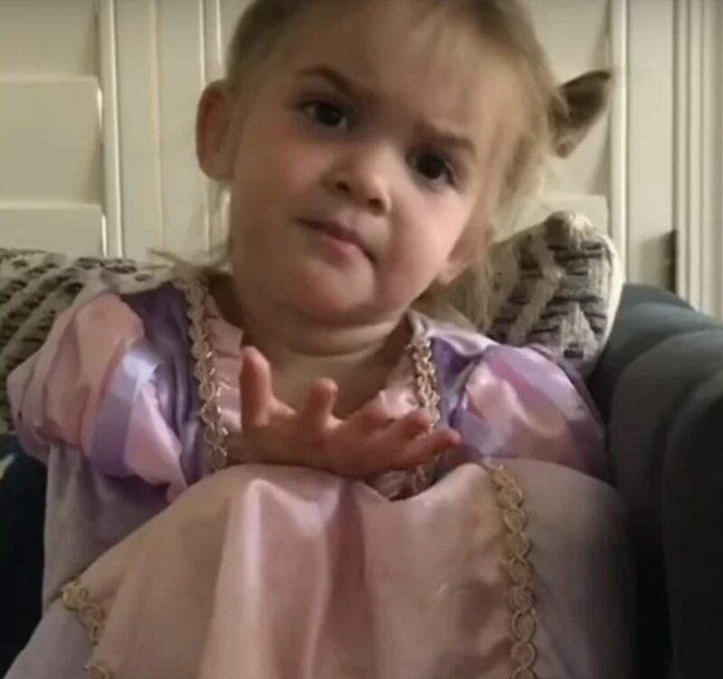Mamá inscribe a Mila en preescolar y su resumen del primer día tiene a todos divididos