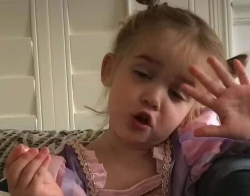 Mamá inscribe a Mila en preescolar y su resumen del primer día tiene a todos divididos