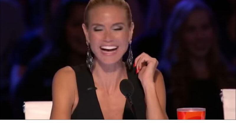 Esto nunca volverá a suceder, Simon Cowell y el público están simplemente asombrados por la canción de esta chica.