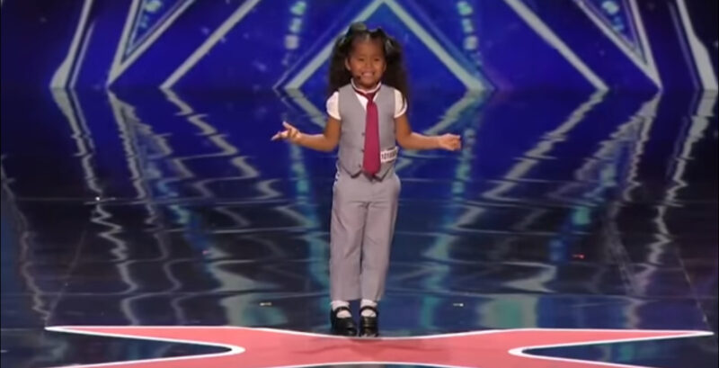 Esto nunca volverá a suceder, Simon Cowell y el público están simplemente asombrados por la canción de esta chica.