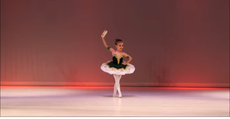 Una pequeña niña posa antes de desatar movimientos calculadores que hacen rugir a la multitud.