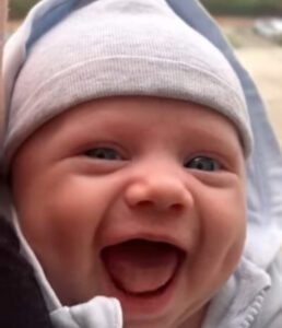 ¡Esta bebé recién nacida sonriendo y riendo es tan adorable!