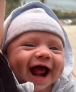 ¡Esta bebé recién nacida sonriendo y riendo es tan adorable!