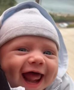 ¡Esta bebé recién nacida sonriendo y riendo es tan adorable!
