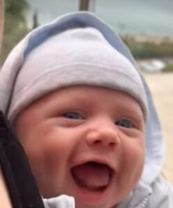 ¡Esta bebé recién nacida sonriendo y riendo es tan adorable!