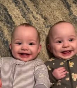 ¡Dulzura del día! Las sonrisas incondicionales de estos cuatrillizos derretirán el corazón de todos