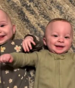 ¡Dulzura del día! Las sonrisas incondicionales de estos cuatrillizos derretirán el corazón de todos