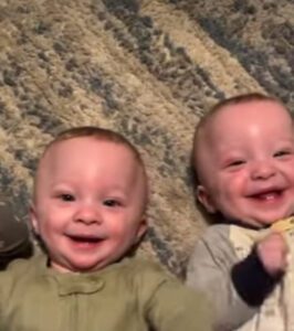 ¡Dulzura del día! Las sonrisas incondicionales de estos cuatrillizos derretirán el corazón de todos