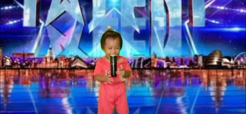 Este es un raro milagro en la historia. El pequeño canta y juega de tal manera que los jueces se arrodillan ante él.