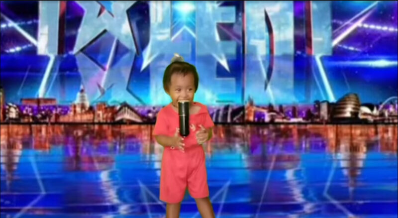 Este es un raro milagro en la historia. El pequeño canta y juega de tal manera que los jueces se arrodillan ante él.