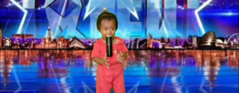 Este es un raro milagro en la historia. El pequeño canta y juega de tal manera que los jueces se arrodillan ante él.