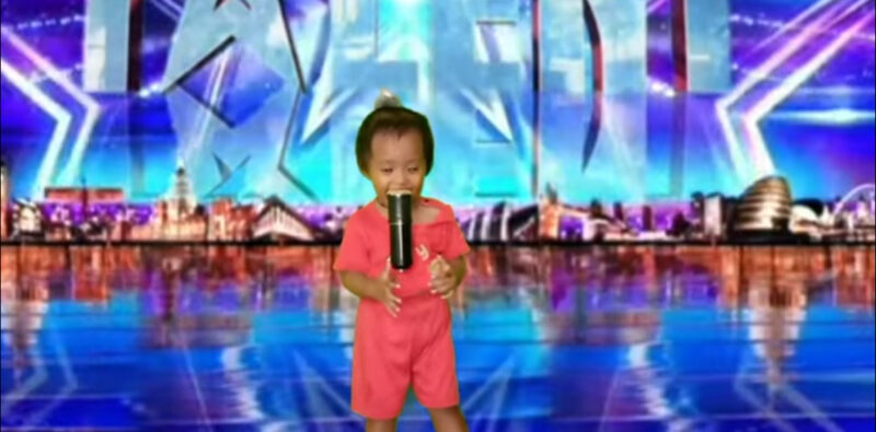 Este es un raro milagro en la historia. El pequeño canta y juega de tal manera que los jueces se arrodillan ante él.