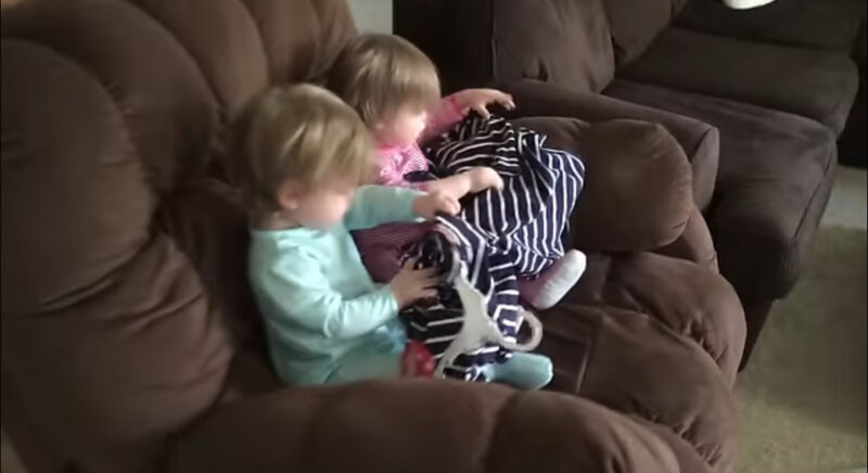 Mamá regresa a casa después de unas largas vacaciones y encuentra a sus hijos haciendo esto
