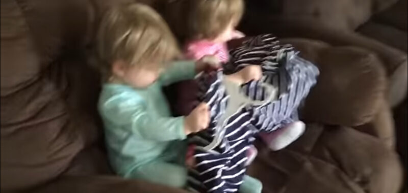 Mamá regresa a casa después de unas largas vacaciones y encuentra a sus hijos haciendo esto