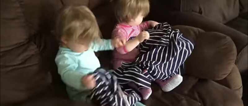 Mamá regresa a casa después de unas largas vacaciones y encuentra a sus hijos haciendo esto